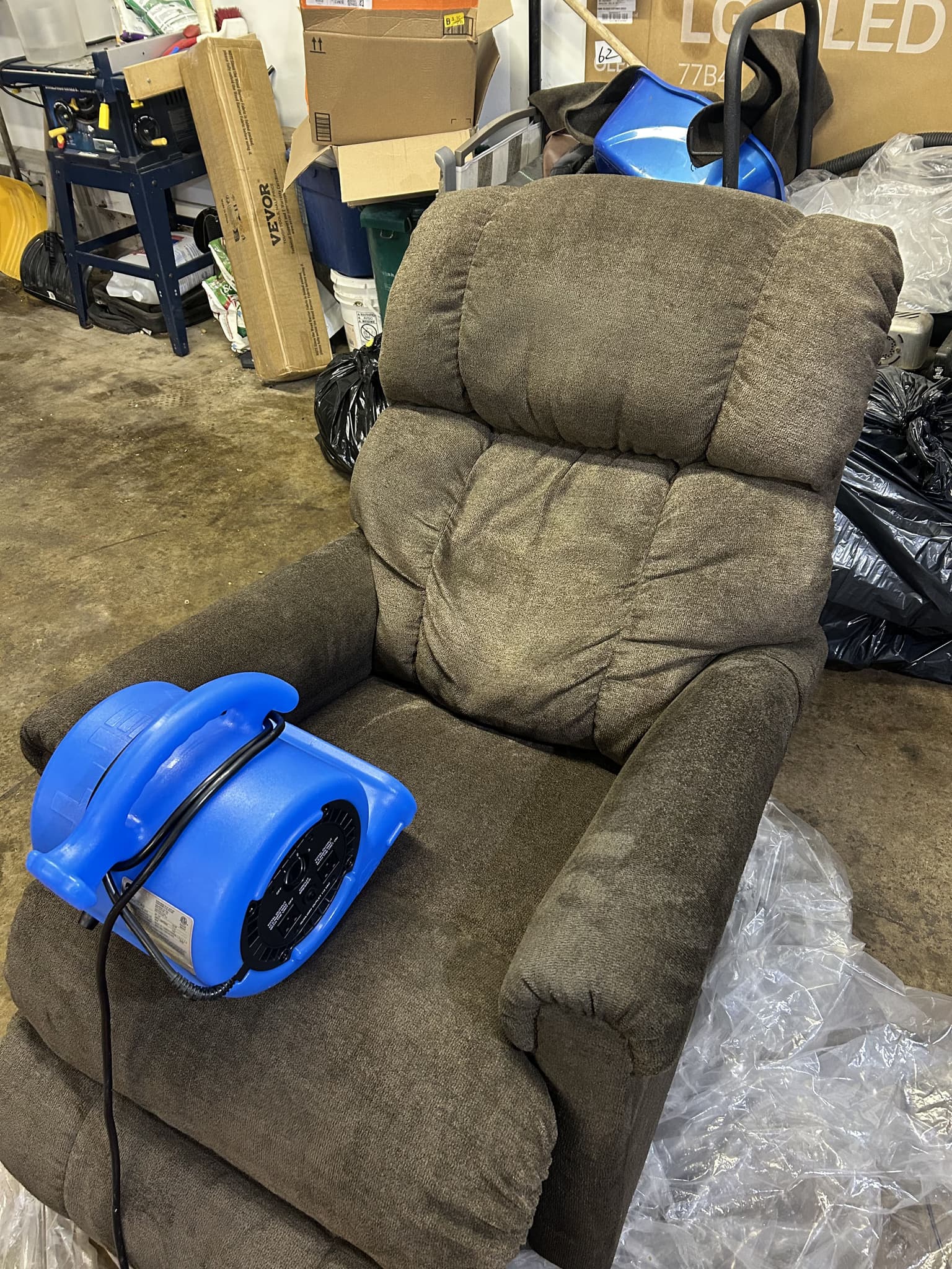 Upholstery cleaning in Thorold in progress by Cleanson